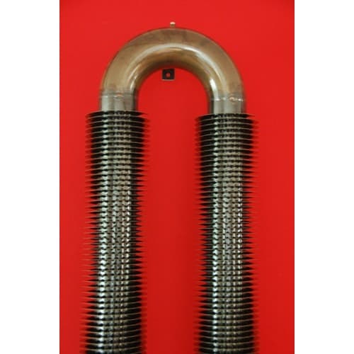 Verticale ribbenbuis designradiator in blanke lak