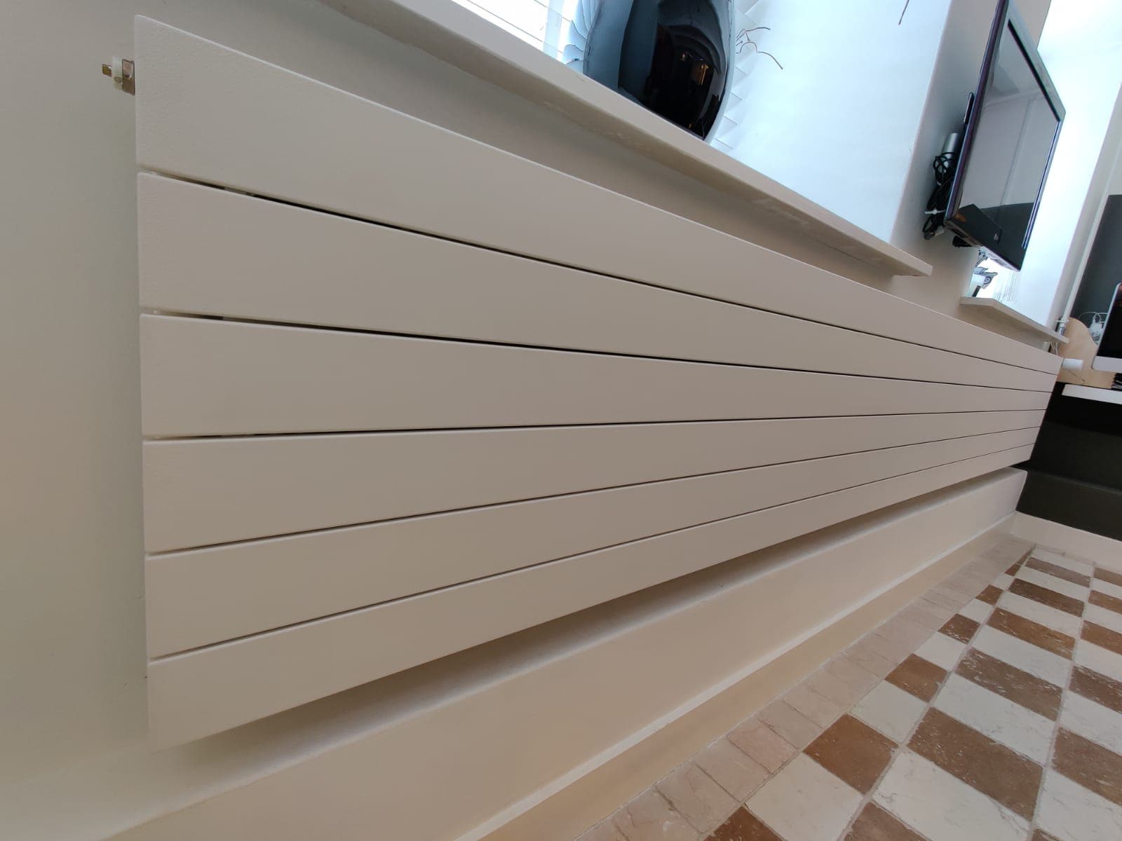linker zij-aanzicht van horizontale radiator