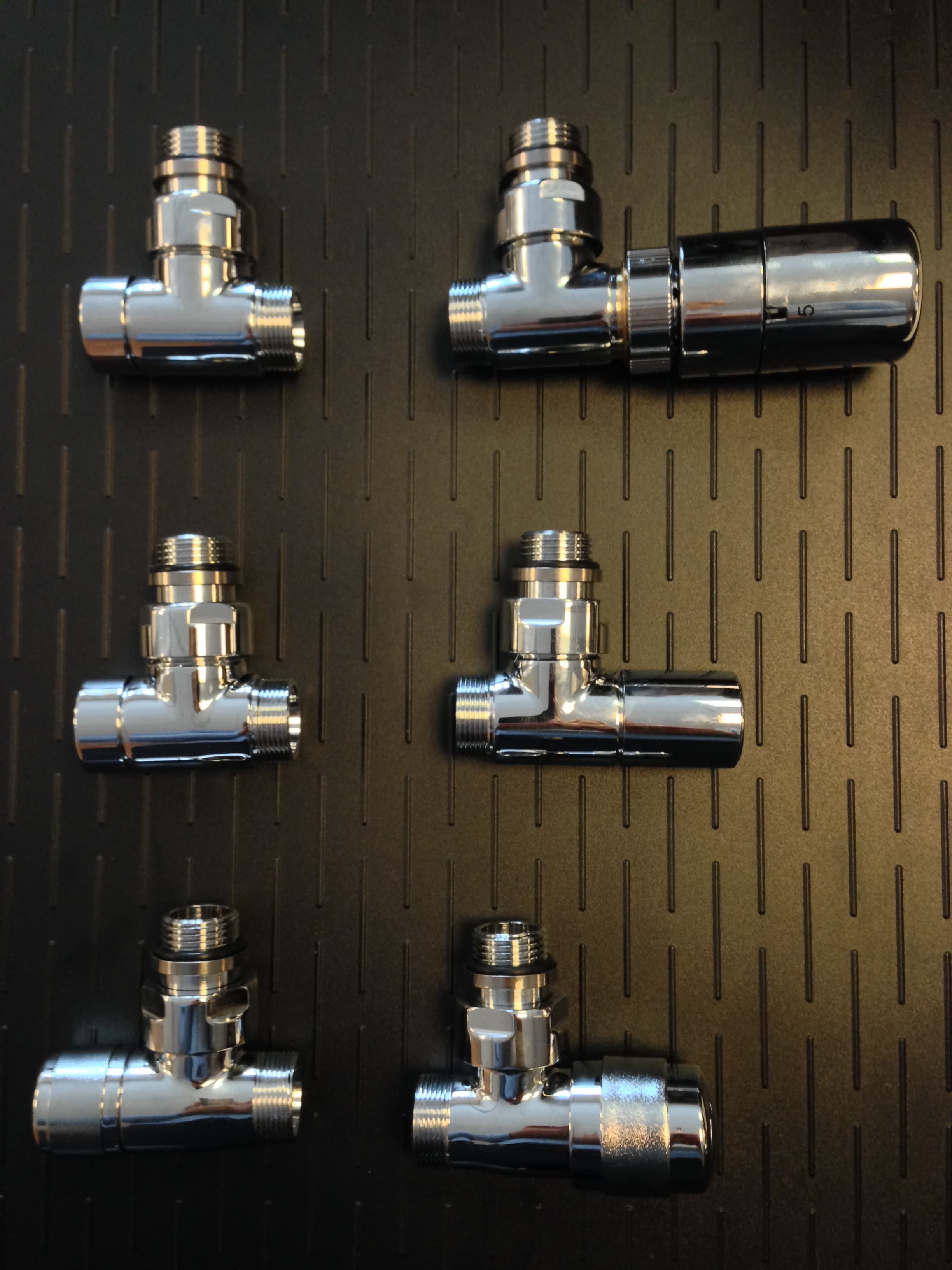 Aansluitsets: Met thermostaat, handbediend in chroom, RVS en handbediend met kunststof knop